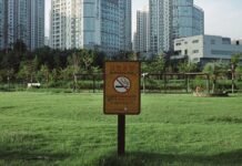 El desafío demográfico del Parque Natural de Cazorla: cuando la conservación se enfrenta al despoblamiento rural No smoking sign in a grassy park with buildings behind.