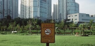 El desafío demográfico del Parque Natural de Cazorla: cuando la conservación se enfrenta al despoblamiento rural No smoking sign in a grassy park with buildings behind.