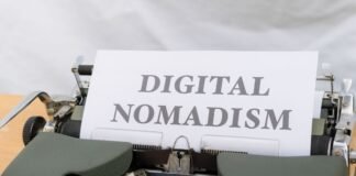 La Digitalización y Modernización: Claves para Revolucionar la Contratación Pública Municipal a close up of a typewriter with a paper that reads digital nomadism