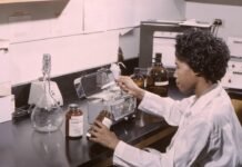 La biotecnología española avanza en la lucha contra el sarcoma de Ewing con nuevas inversiones woman sitting in front of black table