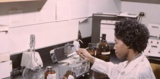 La biotecnología española avanza en la lucha contra el sarcoma de Ewing con nuevas inversiones woman sitting in front of black table