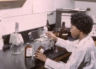 La biotecnología española avanza en la lucha contra el sarcoma de Ewing con nuevas inversiones woman sitting in front of black table