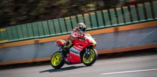La paciencia estratégica de Ducati y Márquez frente al resurgir de Aprilia en MotoGP a man riding a red motorcycle down a curvy road
