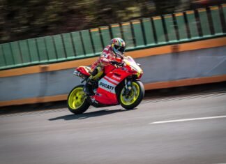 La paciencia estratégica de Ducati y Márquez frente al resurgir de Aprilia en MotoGP a man riding a red motorcycle down a curvy road