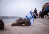 Crisis en el gobierno Netanyahu: la renuncia que evidencia tensiones étnicas en la política israelí a pair of shoes with a flag sticking out of them