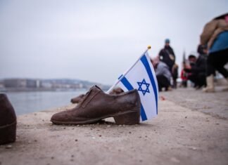 Crisis en el gobierno Netanyahu: la renuncia que evidencia tensiones étnicas en la política israelí a pair of shoes with a flag sticking out of them