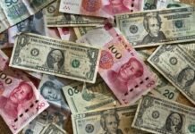 Los fondos de inversión extranjeros ante el reto de la deuda española: entre oportunidad y riesgo assorted banknotes