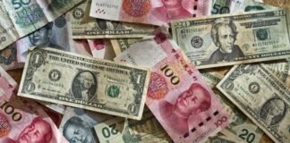 Los fondos de inversión extranjeros ante el reto de la deuda española: entre oportunidad y riesgo assorted banknotes