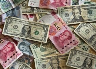 Los fondos de inversión extranjeros ante el reto de la deuda española: entre oportunidad y riesgo assorted banknotes