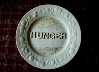 Las tensiones entre Hungría y Bruselas revelan las fracturas internas de la Unión Europea white and gold ceramic round plate