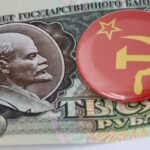 La defensa socialista del legado de Felipe González frente a la apropiación política del PP a button with a picture of a man on it