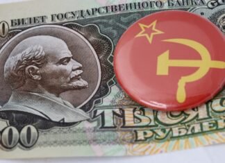 La defensa socialista del legado de Felipe González frente a la apropiación política del PP a button with a picture of a man on it