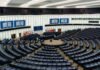 El Parlamento Europeo refuerza su marco anticorrupción: entre el consenso político y las críticas por flexibilización de penas Modern parliamentary chamber with tiered seating
