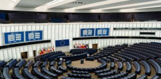 El Parlamento Europeo refuerza su marco anticorrupción: entre el consenso político y las críticas por flexibilización de penas Modern parliamentary chamber with tiered seating