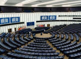 El Parlamento Europeo refuerza su marco anticorrupción: entre el consenso político y las críticas por flexibilización de penas Modern parliamentary chamber with tiered seating
