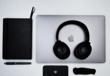 Apple Business Essentials desembarca en España: la apuesta de Cupertino por el mercado empresarial ibérico an apple laptop with headphones and a notebook