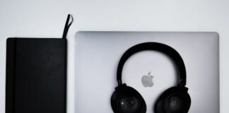 Apple Business Essentials desembarca en España: la apuesta de Cupertino por el mercado empresarial ibérico an apple laptop with headphones and a notebook