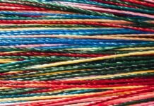 La consolidación del sector de fibra óptica acelera con nuevos movimientos empresariales red blue and yellow rope