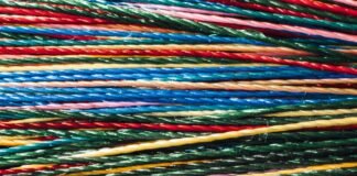La consolidación del sector de fibra óptica acelera con nuevos movimientos empresariales red blue and yellow rope