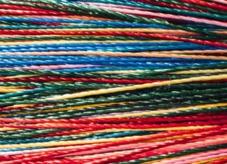 La consolidación del sector de fibra óptica acelera con nuevos movimientos empresariales red blue and yellow rope