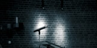 La polémica del palco de Semana Santa en Sevilla: cuando la tradición choca con la democratización a microphone on a stand in front of a brick wall