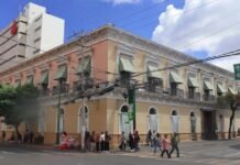 La tradición choritera de Toluca: Un legado culinario que trasciende fronteras Old building on a city street corner
