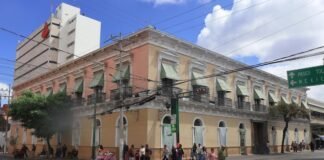 La tradición choritera de Toluca: Un legado culinario que trasciende fronteras Old building on a city street corner