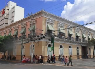 La tradición choritera de Toluca: Un legado culinario que trasciende fronteras Old building on a city street corner