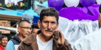 Detenido empresario peruano por presunto blanqueo de capitales vinculado al régimen de Maduro a man holding a cell phone to his ear