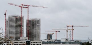 La construcción industrializada europea encuentra en REBUILD su epicentro de innovación y expansión a group of cranes next to a building