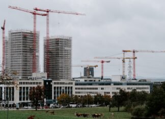 La construcción industrializada europea encuentra en REBUILD su epicentro de innovación y expansión a group of cranes next to a building