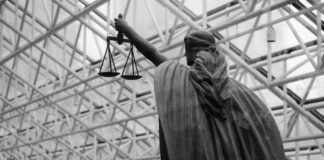 La importancia de la justicia restaurativa en casos de violencia sexual juvenil Statue of lady justice holding scales indoors