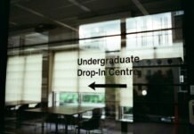 El reconocimiento institucional como motor de desarrollo del sector agroalimentario gallego A large window with a sign that says under graduate drop - in centre