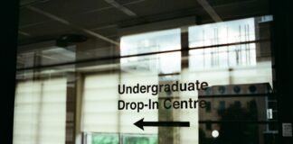 El reconocimiento institucional como motor de desarrollo del sector agroalimentario gallego A large window with a sign that says under graduate drop - in centre