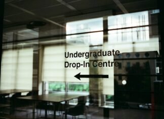 El reconocimiento institucional como motor de desarrollo del sector agroalimentario gallego A large window with a sign that says under graduate drop - in centre