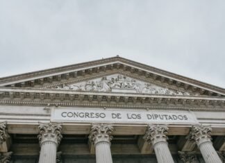 La justicia española condena el abuso de confianza familiar: cinco años de prisión por agresión sexual a un menor Congress of Deputies of Spain building