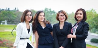 El liderazgo femenino transforma las tradiciones religiosas valencianas del siglo XXI a group of women posing for a photo