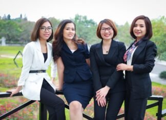 El liderazgo femenino transforma las tradiciones religiosas valencianas del siglo XXI a group of women posing for a photo