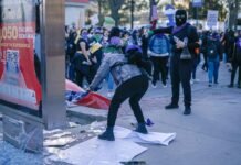 La Radicalización de los Movimientos de Izquierda: Entre la Resistencia y el Autoritarismo a group of people standing on a street next to a building
