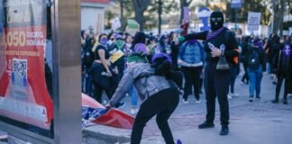 La Radicalización de los Movimientos de Izquierda: Entre la Resistencia y el Autoritarismo a group of people standing on a street next to a building
