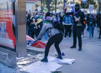 La Radicalización de los Movimientos de Izquierda: Entre la Resistencia y el Autoritarismo a group of people standing on a street next to a building