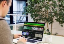 Los desafíos de la adaptación cultural: cuando los extranjeros descubren las reglas no escritas de Madrid A man sitting at a desk using a laptop computer