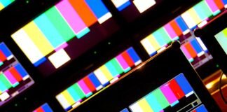 El Realismo Televisivo Como Herramienta de Concienciación Social: Más Allá del Drama black blue green purple and pink multi color glass window