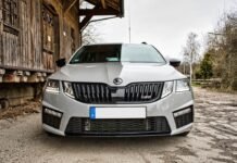Skoda contraataca: el nuevo SUV de 7 plazas que desafía el auge de las marcas chinas en España a silver car parked in front of a wooden building