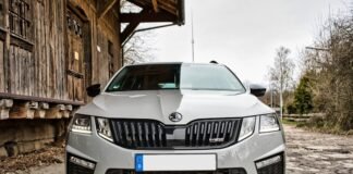 Skoda contraataca: el nuevo SUV de 7 plazas que desafía el auge de las marcas chinas en España a silver car parked in front of a wooden building
