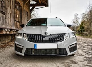 Skoda contraataca: el nuevo SUV de 7 plazas que desafía el auge de las marcas chinas en España a silver car parked in front of a wooden building