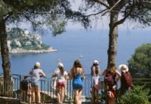 La revolución silenciosa del turismo rural: España redescubre sus pueblos para las vacaciones a group of people standing on top of a hill