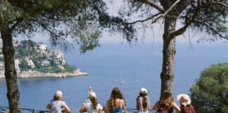 La revolución silenciosa del turismo rural: España redescubre sus pueblos para las vacaciones a group of people standing on top of a hill