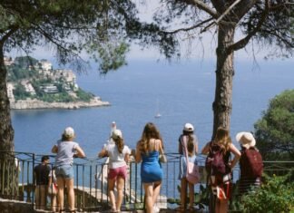 La revolución silenciosa del turismo rural: España redescubre sus pueblos para las vacaciones a group of people standing on top of a hill