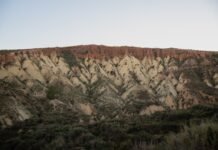 Murcia alcanza niveles críticos de endeudamiento autonómico: análisis de una crisis financiera estructural A view of a mountain with a sky in the background
